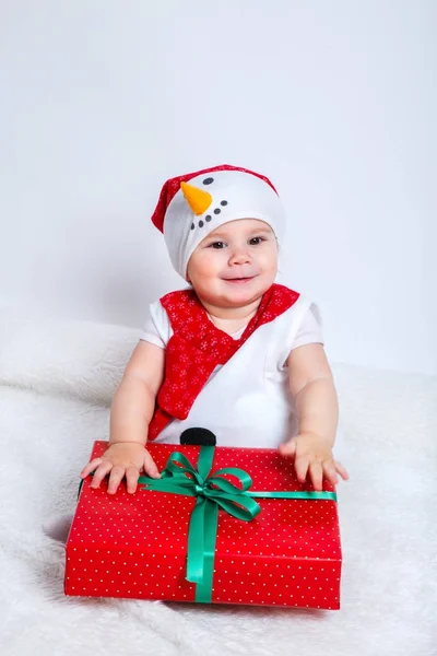 Bebé feliz en traje de muñeco de nieve con cajas de regalo de regalo de Navidad —  Fotos de Stock