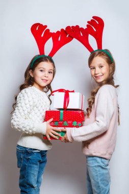 İki mutlu küçük gülümseyen kız Noel ile kutuları hediye. Mutlu Noeller ve mutlu yeni yıl .
