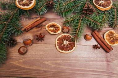 Noel ve yeni yıl kahverengi ahşap arka plan, Noel gıda dekor köknar ağacı ile. Yukarıdan Xmas süslemeleri, bir metin için yer göster