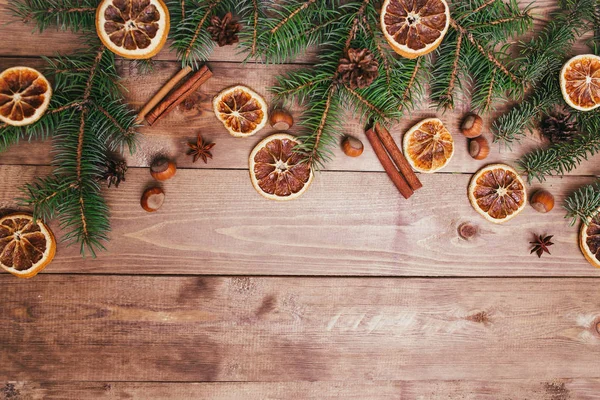 Karácsony vagy újév barna fa háttér, karácsonyi étel díszítéssel fenyő. Karácsonyi díszek, hely egy szöveg, felülnézet — Stock Fotó