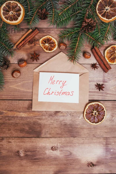 Vidám karácsony szöveg élelmiszer dekoráció barna fa háttér — Stock Fotó