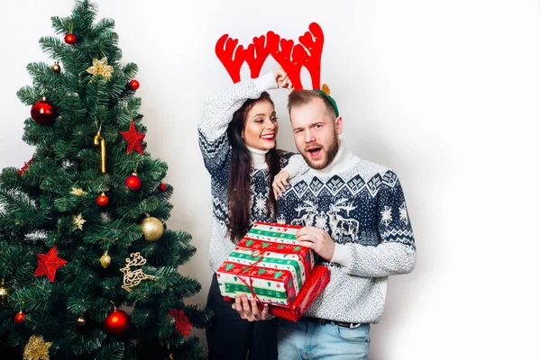 Χριστούγεννα αστείο ζευγάρι απολαμβάνει τις διακοπές και δώρα — Φωτογραφία Αρχείου