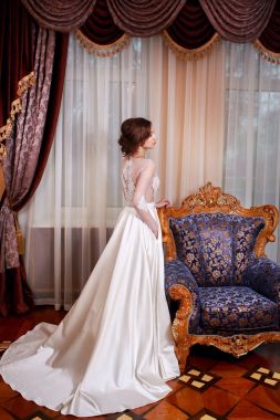 Gelinlik içinde poz veren güzel genç kadın.