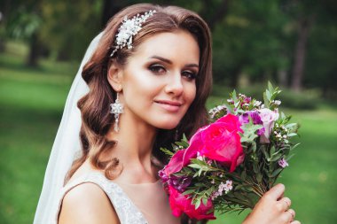 Güzel gelin açık havada bir parkta. Gelin tarzı