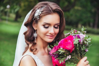 Güzel gelin açık havada bir parkta. Gelin tarzı