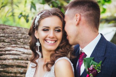 Güzel düğün kaç park içinde. Gelin ve damat öpüşme ve birbirlerine sarılma. Düğün günün kutlu olsun