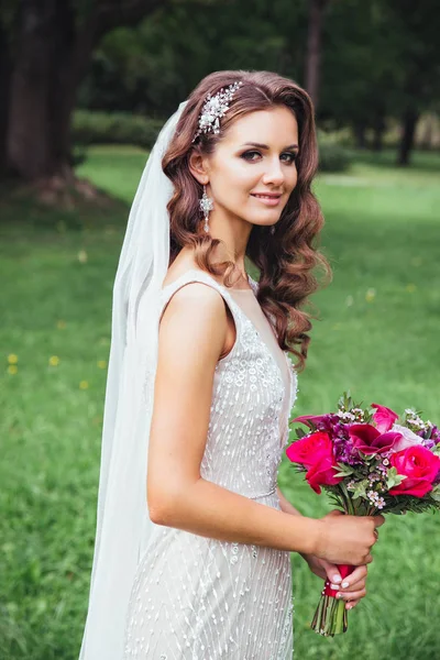 Hermosa novia al aire libre en un parque. Estilo nupcial — Foto de Stock