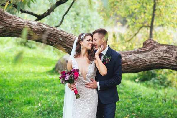 Sensuele portret van een jong bruidspaar in park. — Stockfoto