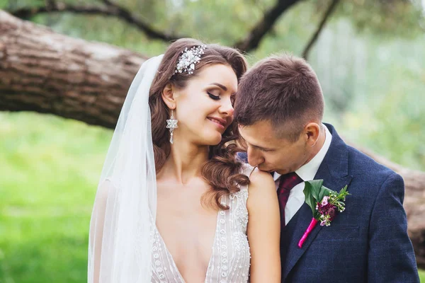 Noiva de beijo de noivo no ombro. Retrato sensual de um jovem casal de casamentos . — Fotografia de Stock