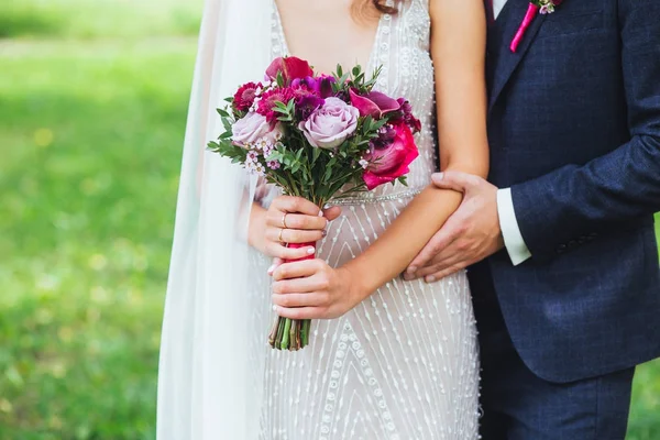 Bruidspaar hand in hand. bruiloft boeket — Stockfoto