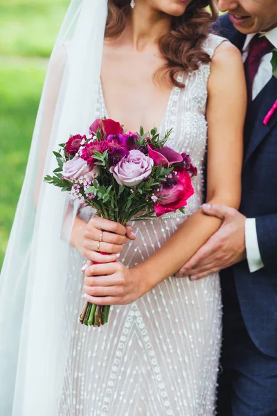 Bröllopsparet håller händer. bröllop bukett — Stockfoto