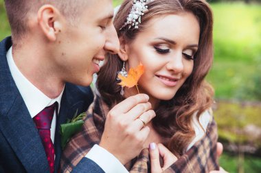 sonbahar düğün. Düğün çift parkta oturmuş portre kadar kapatın