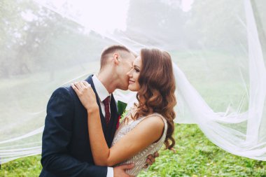 güzel düğün çift peçe altında romantik portre kadar kapatın .