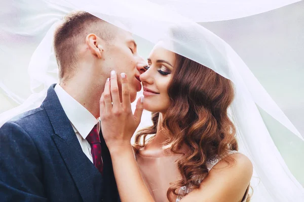 Close up retrato romântico de belo casal de casamento sob o véu — Fotografia de Stock