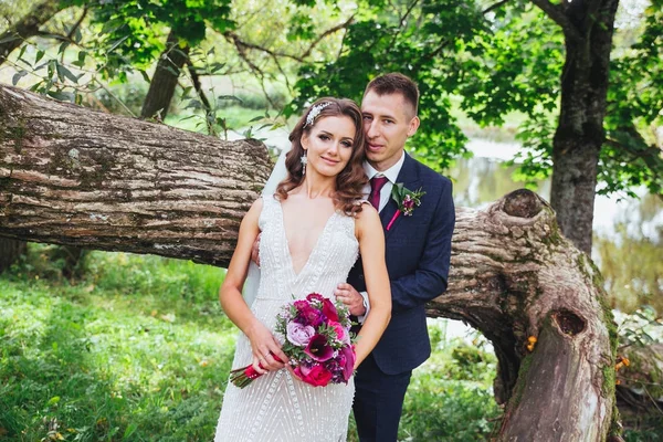 Noiva feliz e noivo em seu casamento — Fotografia de Stock