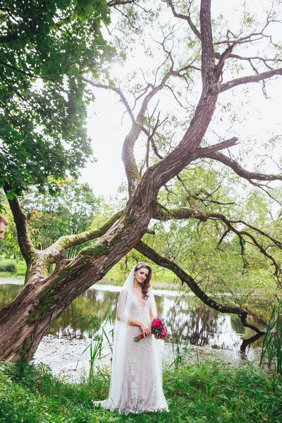 公園で官能的でエレガントな花嫁 — ストック写真