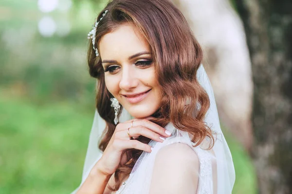 Smyslné a elegantní nevěsta v parku — Stock fotografie