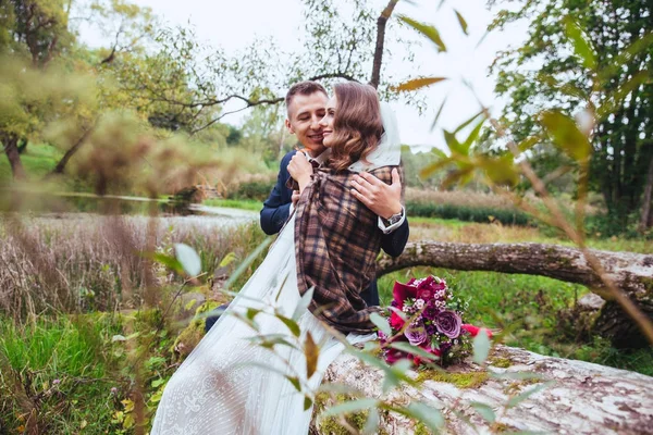 Damat gelini parkta sarılma. Düğün çifti — Stok fotoğraf