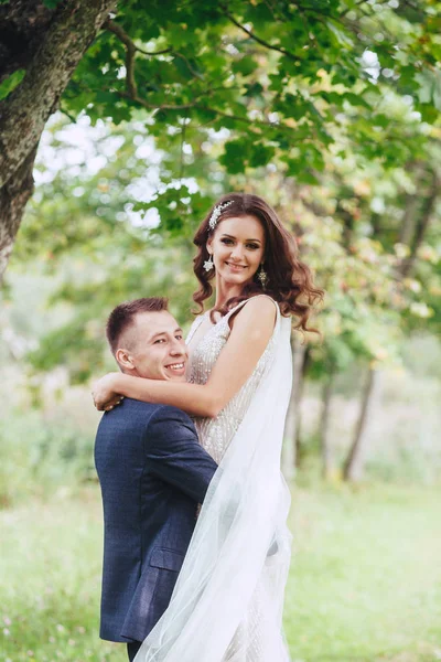 Caminhada de casamento na natureza. Noiva feliz e noivo após a cerimônia de casamento — Fotografia de Stock