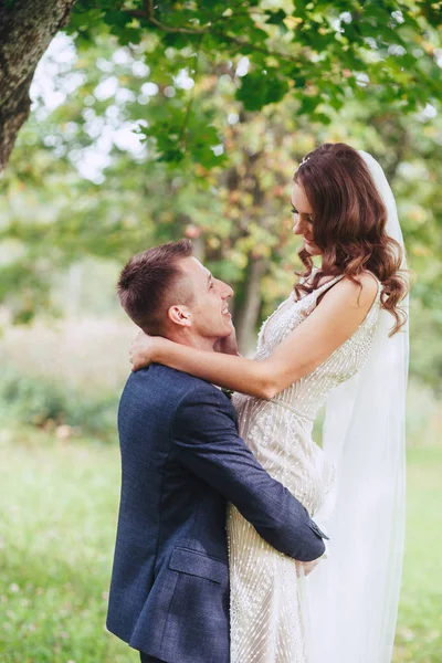 Caminhada de casamento na natureza. Noiva feliz e noivo após a cerimônia de casamento — Fotografia de Stock