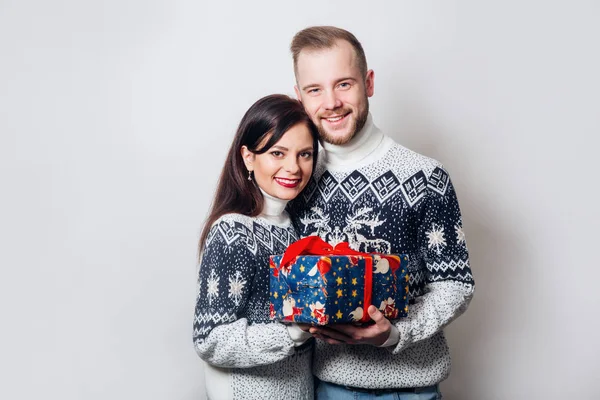 Ελκυστικό νεαρό ζευγάρι δώρο εκμετάλλευση πάνω από το λευκό φόντο — Φωτογραφία Αρχείου