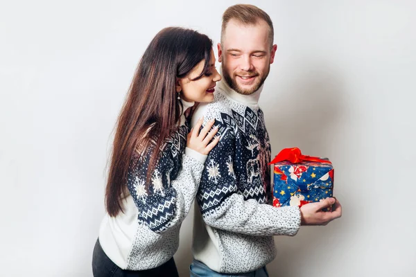 Ελκυστικό νεαρό ζευγάρι δώρο εκμετάλλευση πάνω από το λευκό φόντο — Φωτογραφία Αρχείου