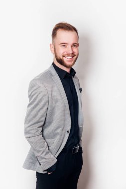 Mutlu gri takım elbise adam beyaz arka plan üzerinde