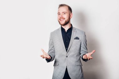 Mutlu gri takım elbise adam beyaz arka plan üzerinde