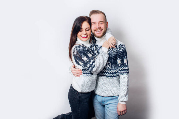 Любимая зимняя пара на белом фоне
