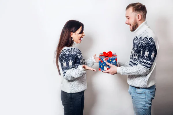 Ο άντρας δίνει Χριστουγεννιάτικο δώρο στην κοπέλα του. — Φωτογραφία Αρχείου