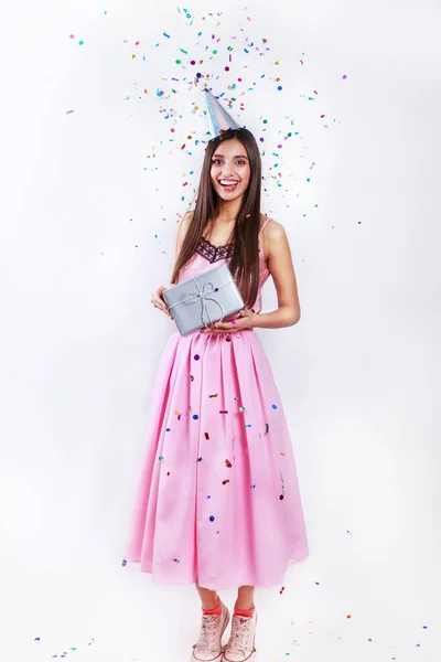 Grattis på födelsedagen partiet kvinna med konfetti — Stockfoto