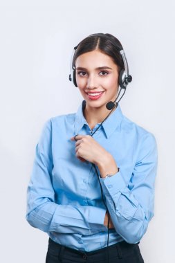 müşteri hizmet işçisi kadın, Çağrı Merkezi telefon kulaklığı ile gülümseyen işleç