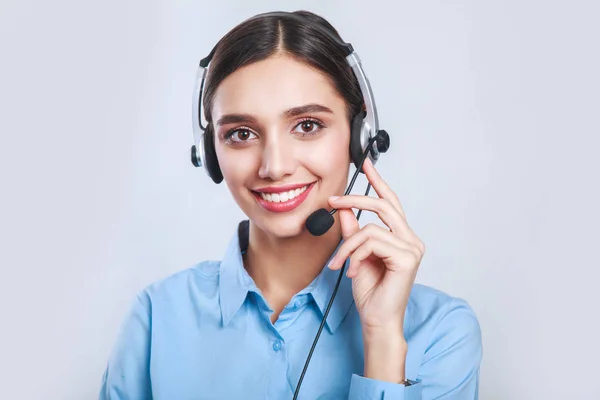 Trabajadora de servicio al cliente, operadora sonriente del centro de llamadas con auriculares telefónicos — Foto de Stock
