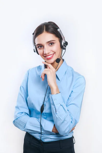 Trabajadora de servicio al cliente, operadora sonriente del centro de llamadas con auriculares telefónicos — Foto de Stock