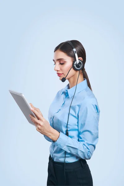 Operadora del centro de llamadas. Soporte operador de teléfono en auriculares — Foto de Stock