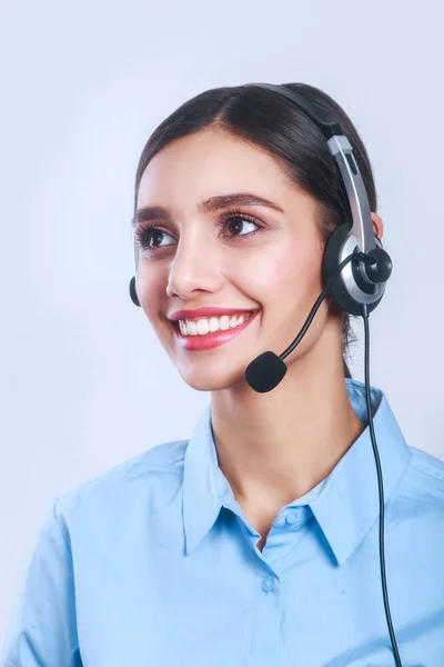女客户服务工作者，呼叫中心微笑着运营商与手机耳机 — 图库照片