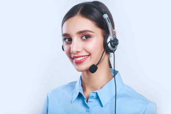 Nainen asiakaspalvelutyöntekijä, puhelinkeskus hymyilevä operaattori puhelimen kuulokkeilla — kuvapankkivalokuva