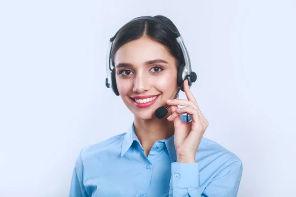 Trabajadora de servicio al cliente, operadora sonriente del centro de llamadas con auriculares telefónicos — Foto de Stock