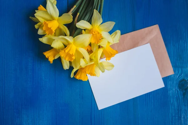 Cartão de felicitações Flores. Primavera Páscoa fundo com narcisos buquê — Fotografia de Stock