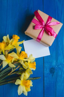 Çiçek tebrik kartı. Nergis buket ve hediye ile Paskalya arka plan bahar