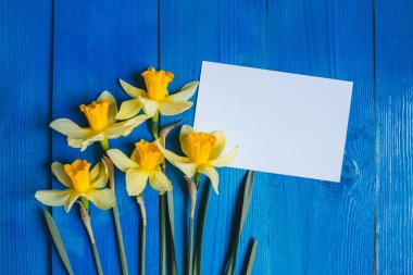 Çiçek tebrik kartı. Ahşap masa üzerinde nergis kokulu bahar arka plan