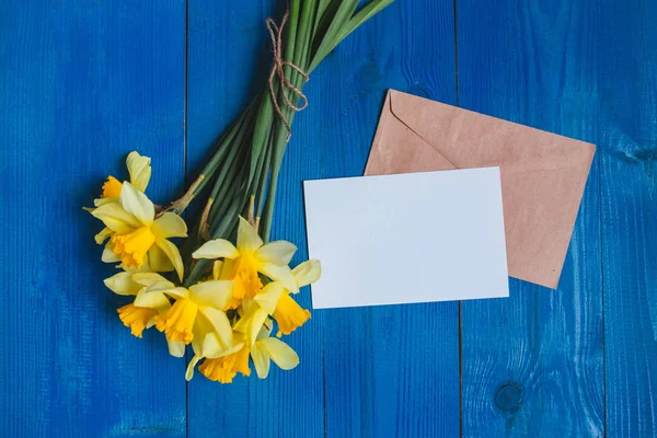 De kaart van de groet van de bloemen. Voorjaar Pasen achtergrond met narcissen boeket — Stockfoto