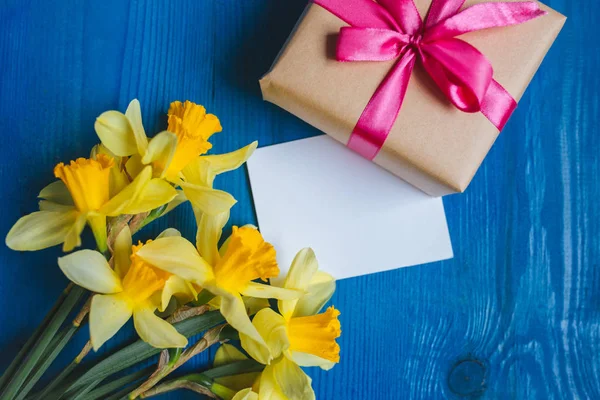 Cartão de felicitações Flores. Primavera Páscoa fundo com narcisos buquê e presente — Fotografia de Stock