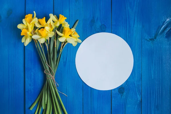 Primavera Páscoa fundo com narcisos buquê na mesa de madeira azul — Fotografia de Stock