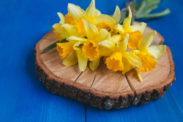 Fondo de Pascua de primavera con ramo de narcisos en la mesa de madera azul —  Fotos de Stock