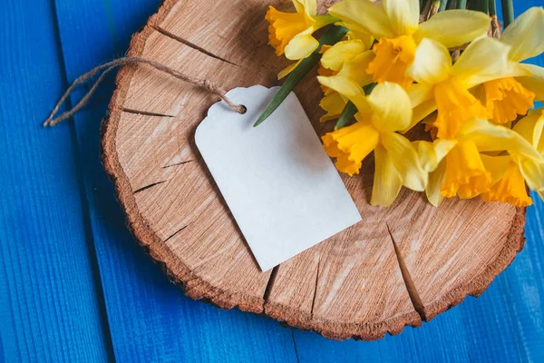 Voorjaar Pasen achtergrond met narcissen boeket op blauwe houten tafel — Stockfoto