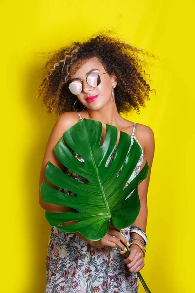 Beautiful Girl selfie with a smartphone. Beautiful young African American woman with afro hairstyle . Summer concept — Stock Photo, Image