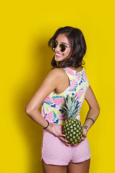 Mode sommaren porträtt leende indisk flicka i solglasögon och ananas över gul bakgrund — Stockfoto