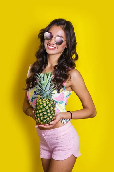 Mode sommaren porträtt leende indisk flicka i solglasögon och ananas över gul bakgrund — Stockfoto