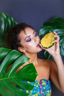 Close-Up tropikal ormanda poz ananas ile güzel kız